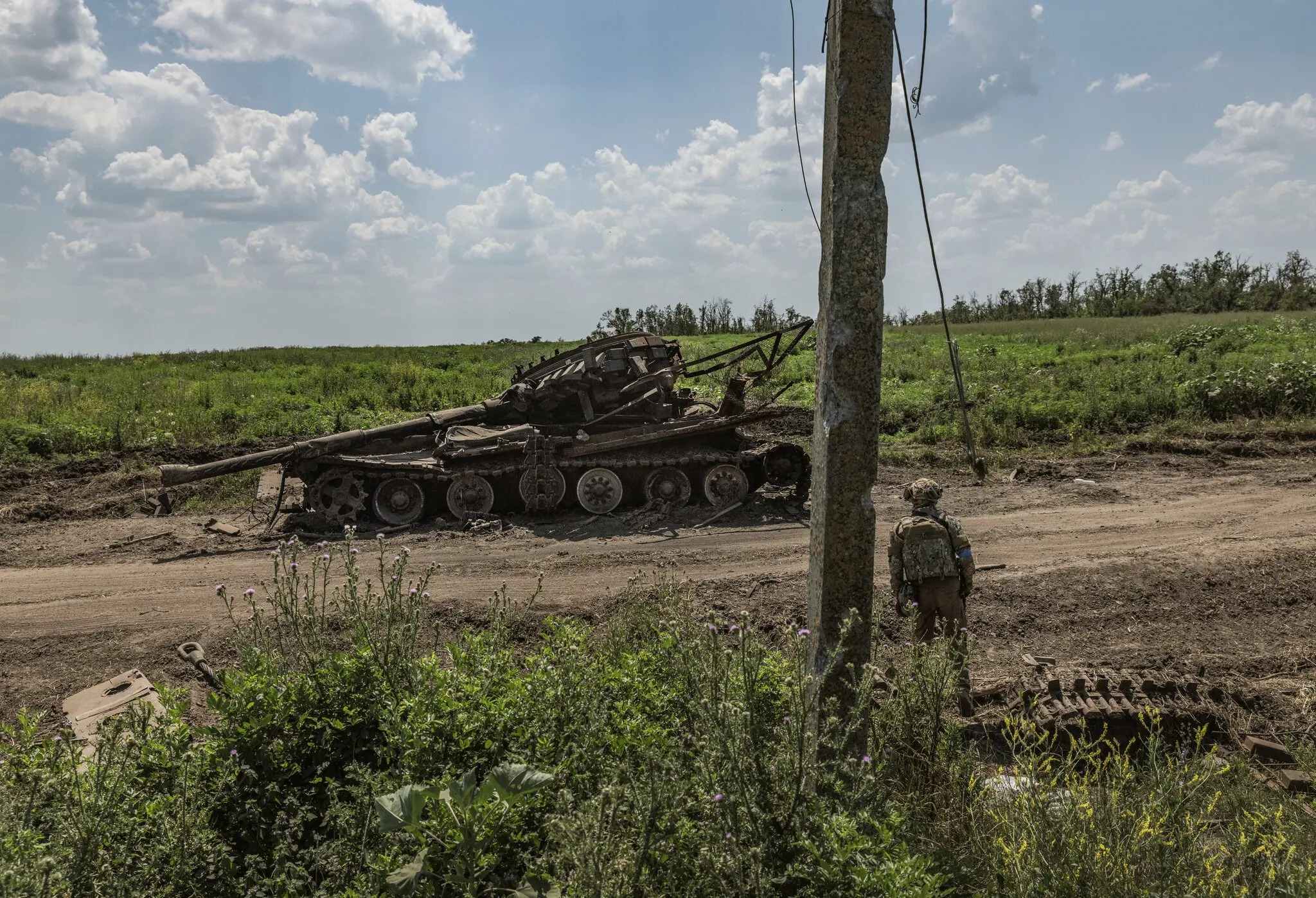 Знищений російський танк у селі, яке цього місяця було відвойоване 110-ю бригадою територіальної оборони України та іншими силами